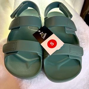 NWT  Sandals Seafoam Green Size 5 Childrens